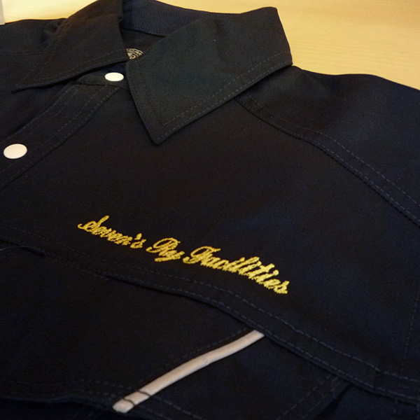 【ブラック×黄色】ANDARE SCHIETTIの半袖シャツの刺繍加工