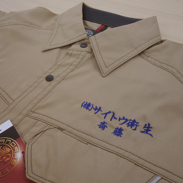 【キャメル×紺】ANDARE SCHIETTI半袖シャツの刺繍加工