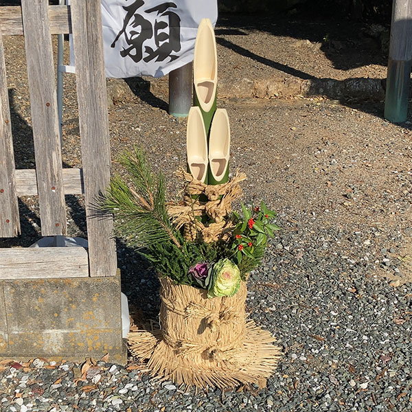 初生衣神社の門松