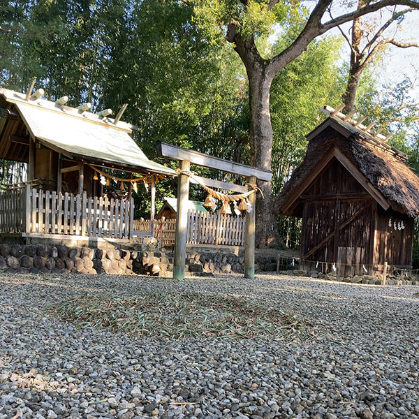 初生衣神社本殿と織殿