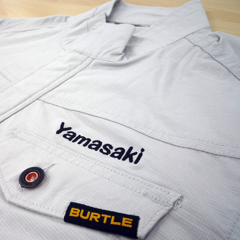 【シルバー×黒】BURTLE 長袖ジャケットの刺繍加工