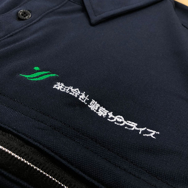 【ネイビー×緑・銀】TSデザイン 半袖ポロシャツの刺繍加工