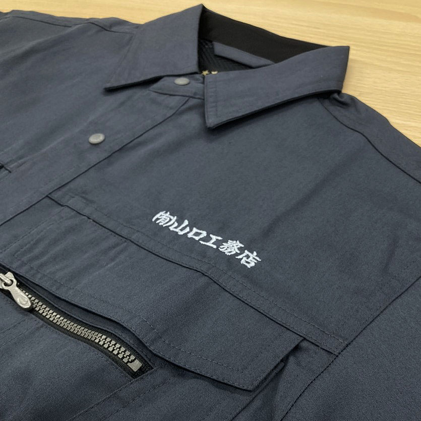 チャコール×銀糸刺繍で作る洗練された大人の作業服スタイル