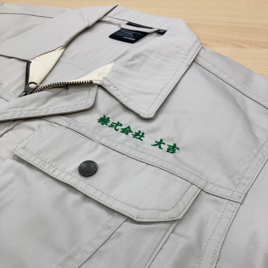 【アイボリー×緑】清潔感と安心感を引き立てる作業服カスタム