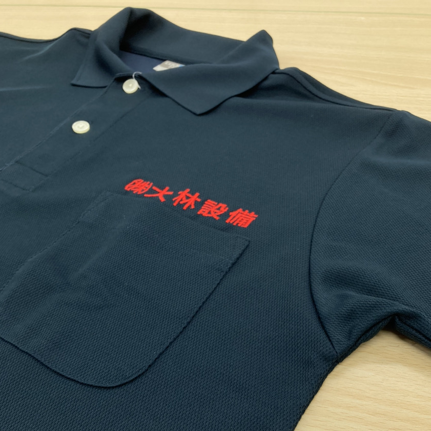 【ネイビー×赤】信頼感と情熱を両立！